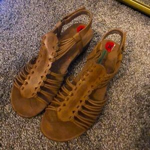 Super cute wedge sandals super comfy